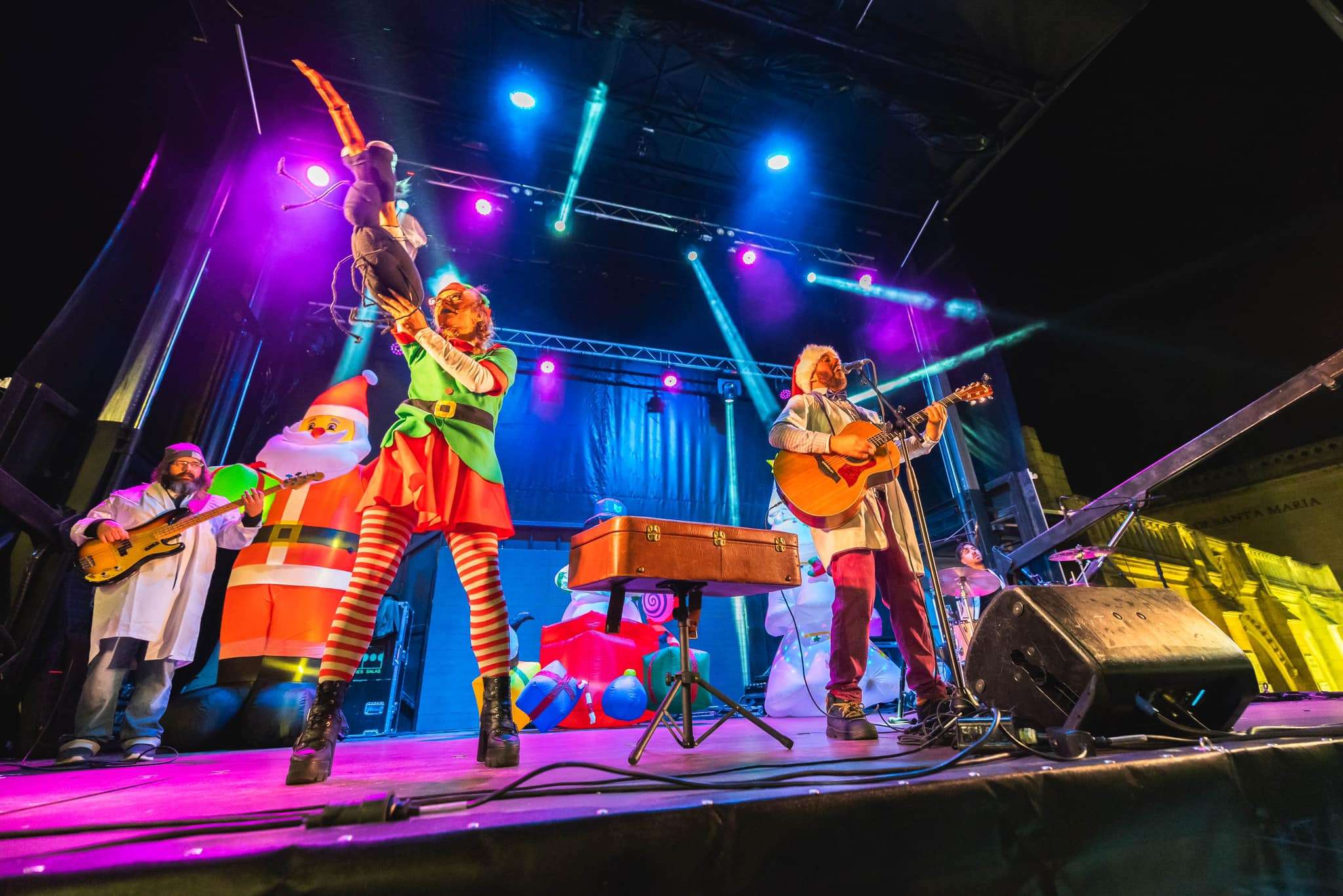 Personaje navideño en escena durante un momento teatral del espectáculo “Mi Plan de Navidad”
